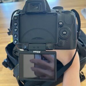 Nikon D5000 Black DSLR with Articulating Screen include bag and extra lens
